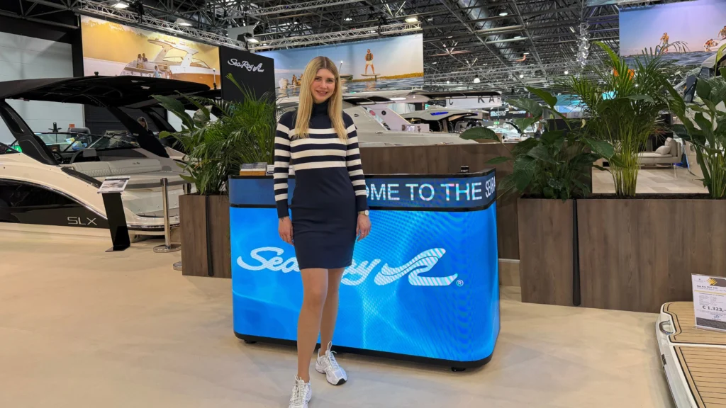 Oxana Hostess