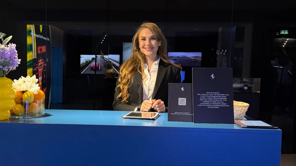 Messehostess am Empfangscounter – Lunéve Agency