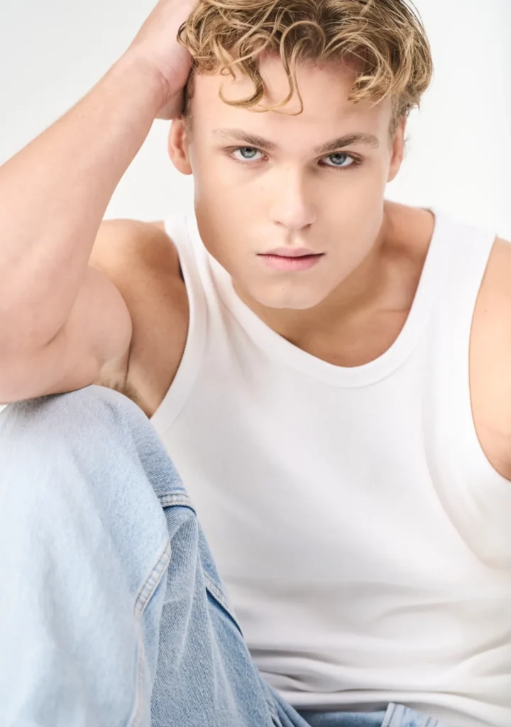 Male Model beim Shooting – Lunéve Agency