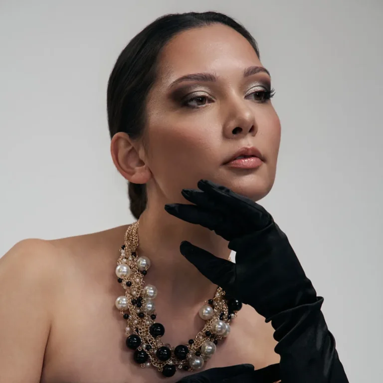 Model mit Handschuhen und Kette – Lunéve Agency