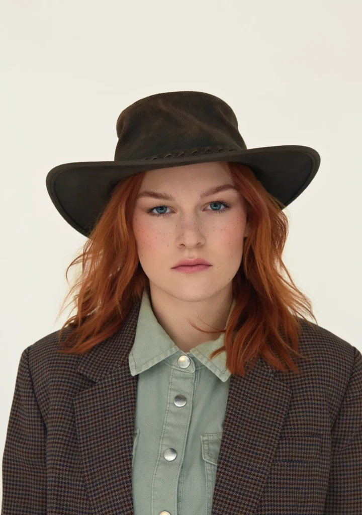 Model mit Hut beim Shooting – Lunéve Agency