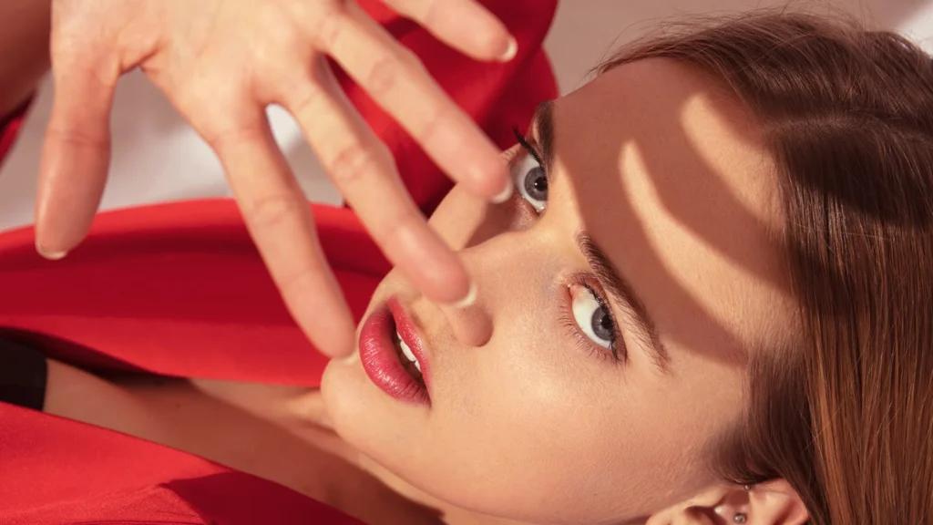 Model im roten Anzug – Lunéve Agency