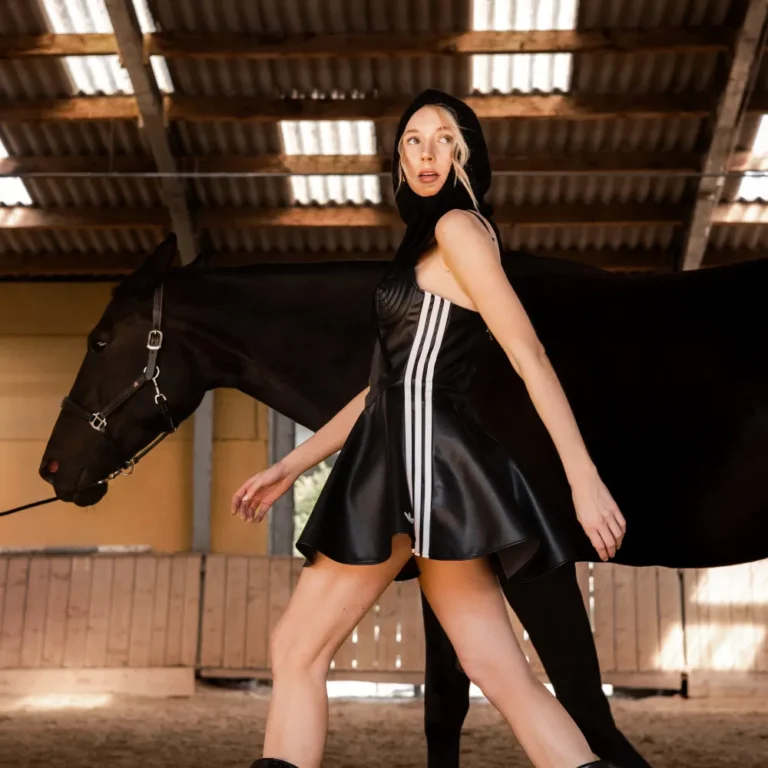 Model mit Pferd beim Shooting – Lunéve Agency