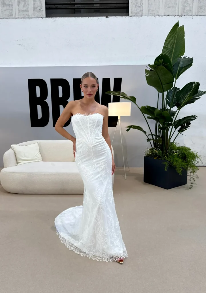 Model im Brautkleid beim Shooting – Lunéve Agency