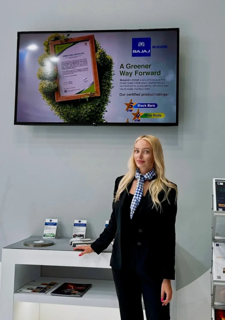 Messehostess am Messestand – Lunéve Agency