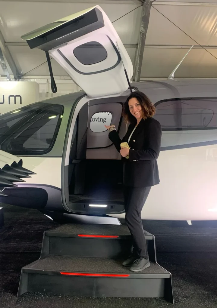 Hostess an einem Flugzeug-Exponat – Lunéve Agency