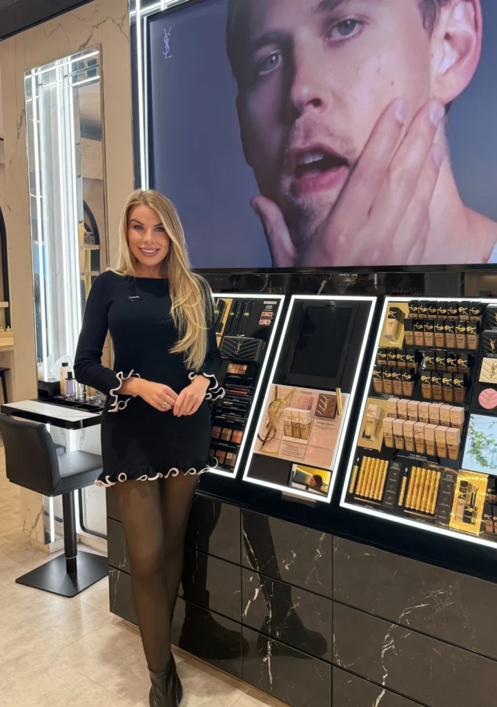 Promoterin bei einer Beauty-Promotion im Store – Lunéve Agency