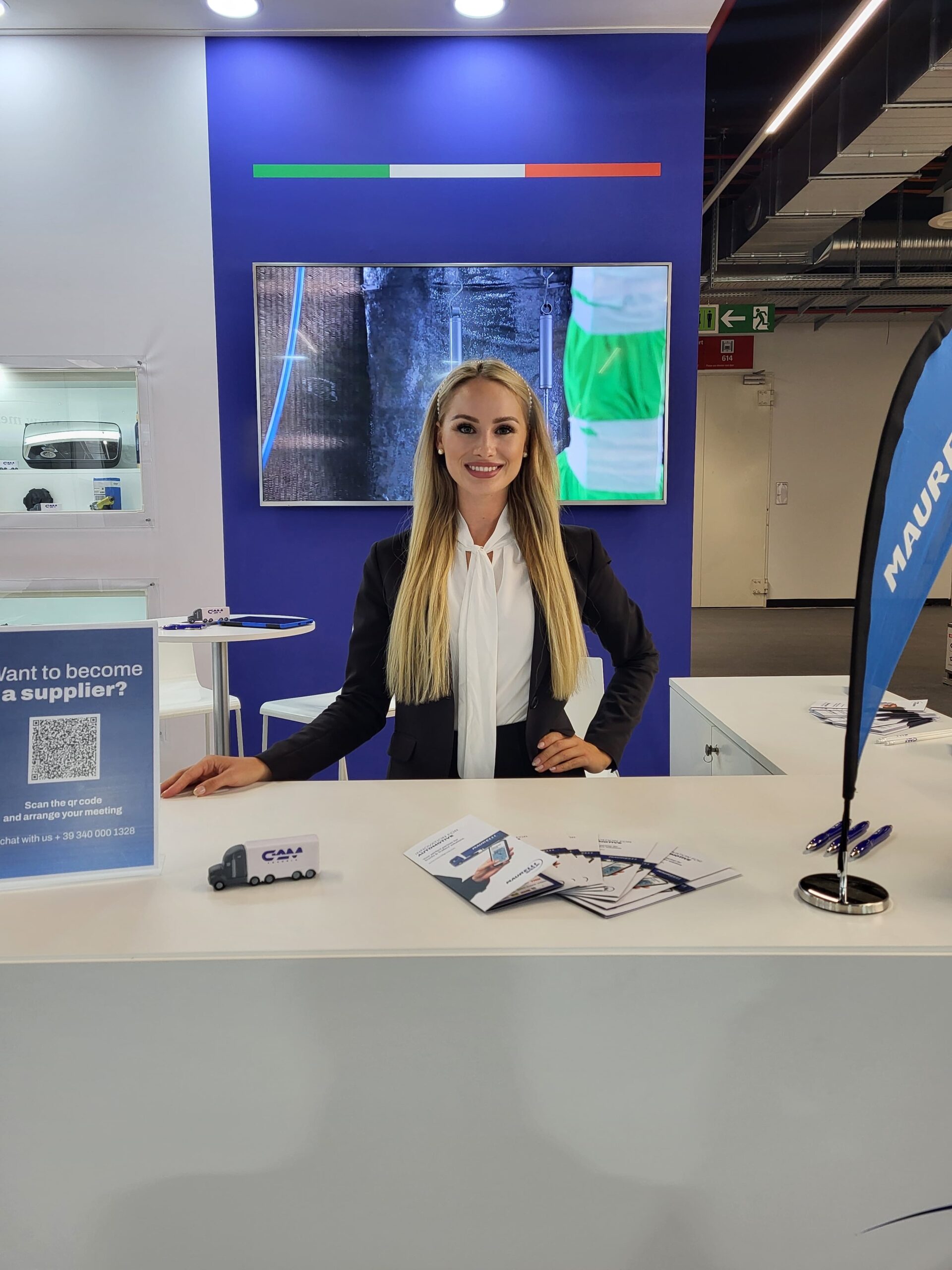Host:ess der Lunéve Agency am Messestand