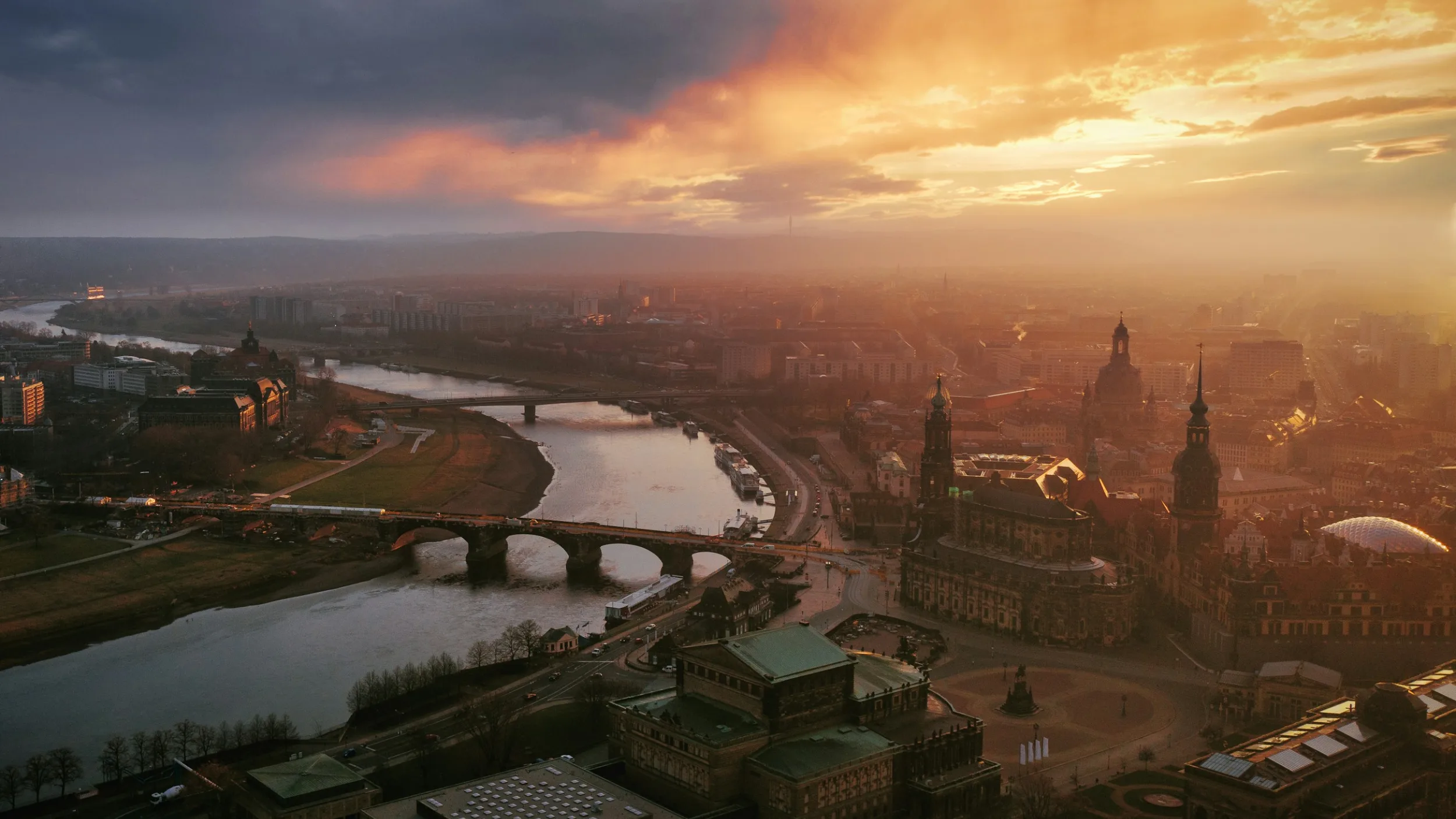 Dresden mit Elbe und Altstadt im Sonnenaufgang