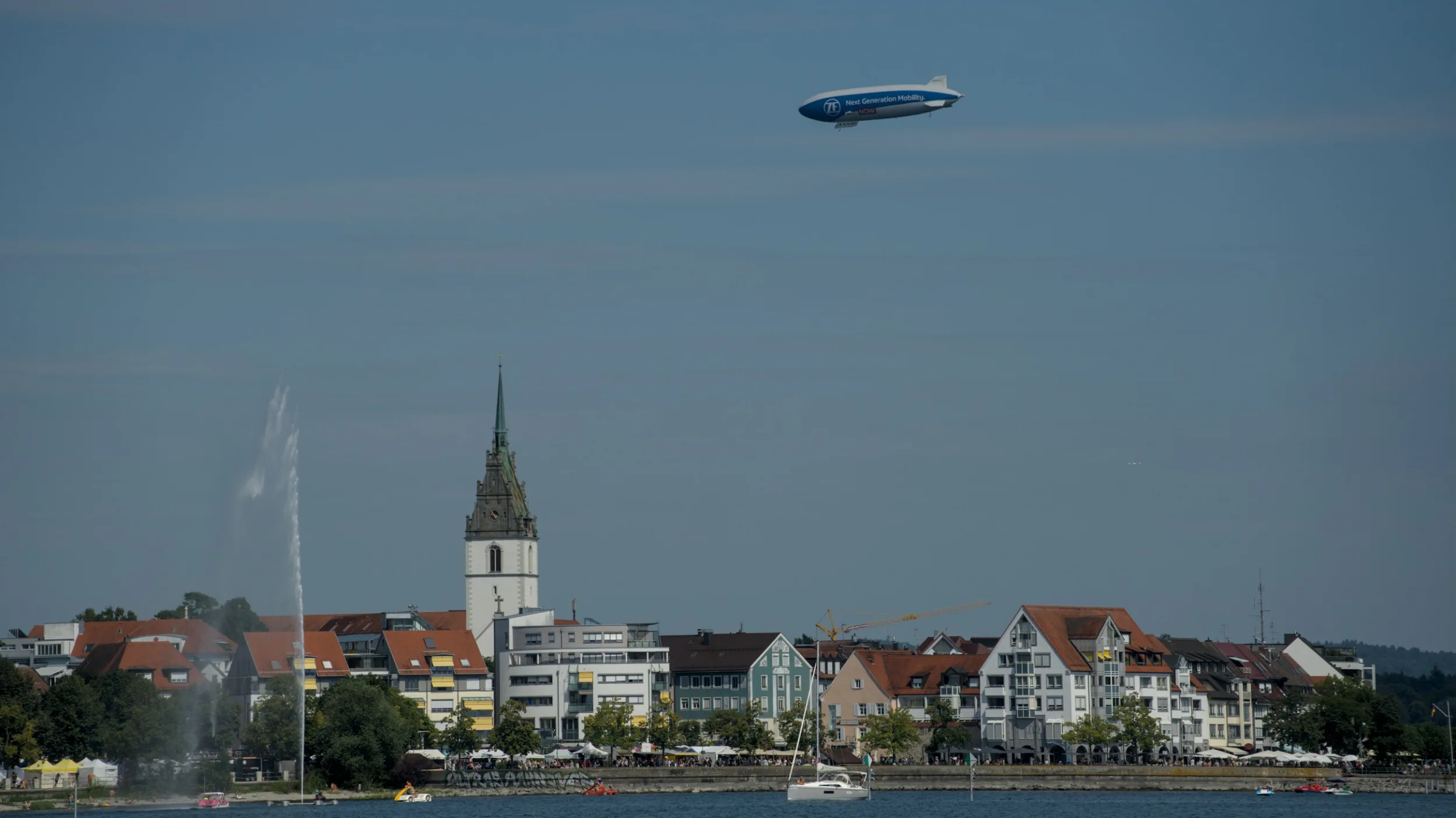Zeppelin über Friedrichshafen am Bodensee