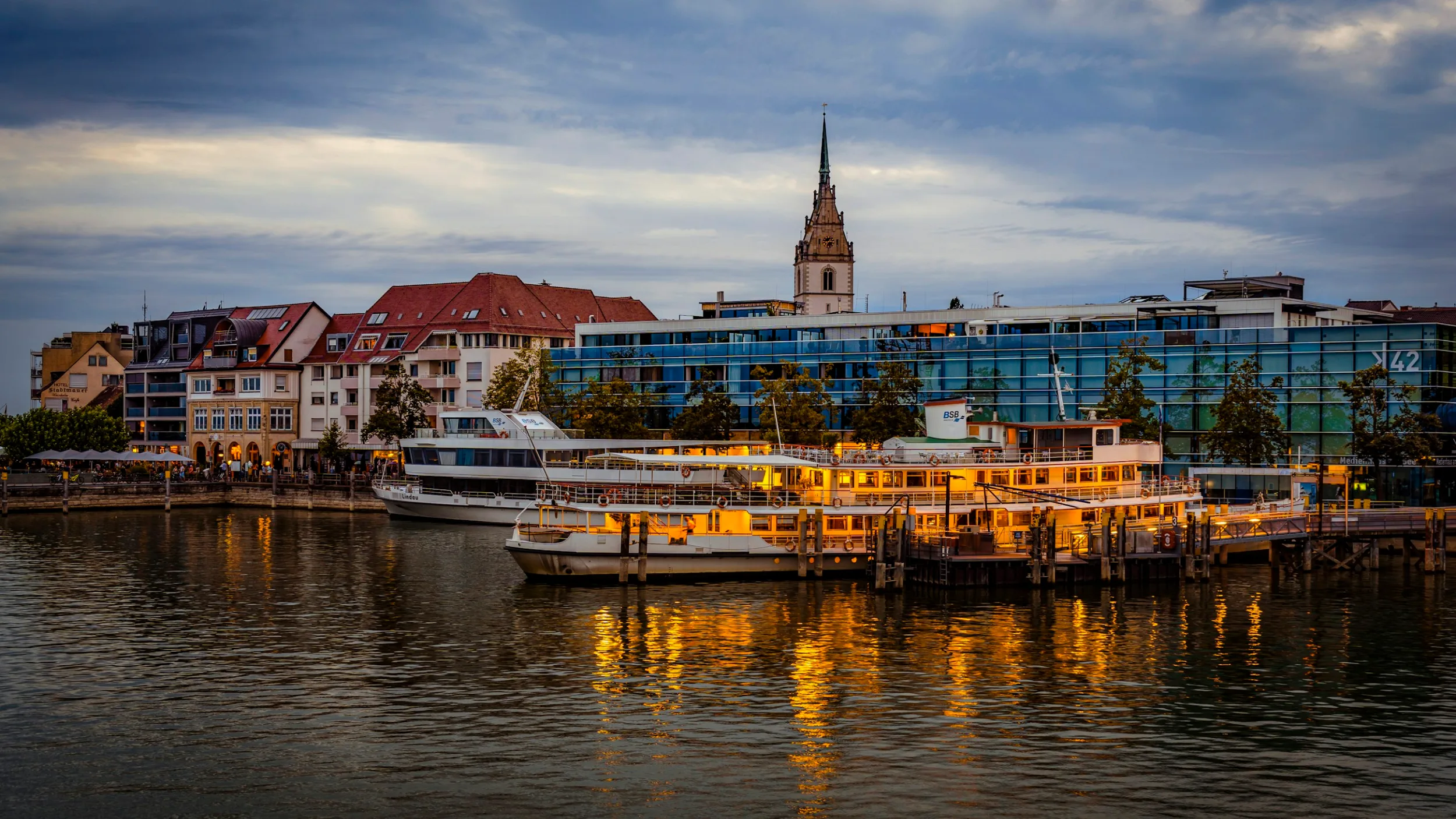 Hafen Friedrichshafen am Abend