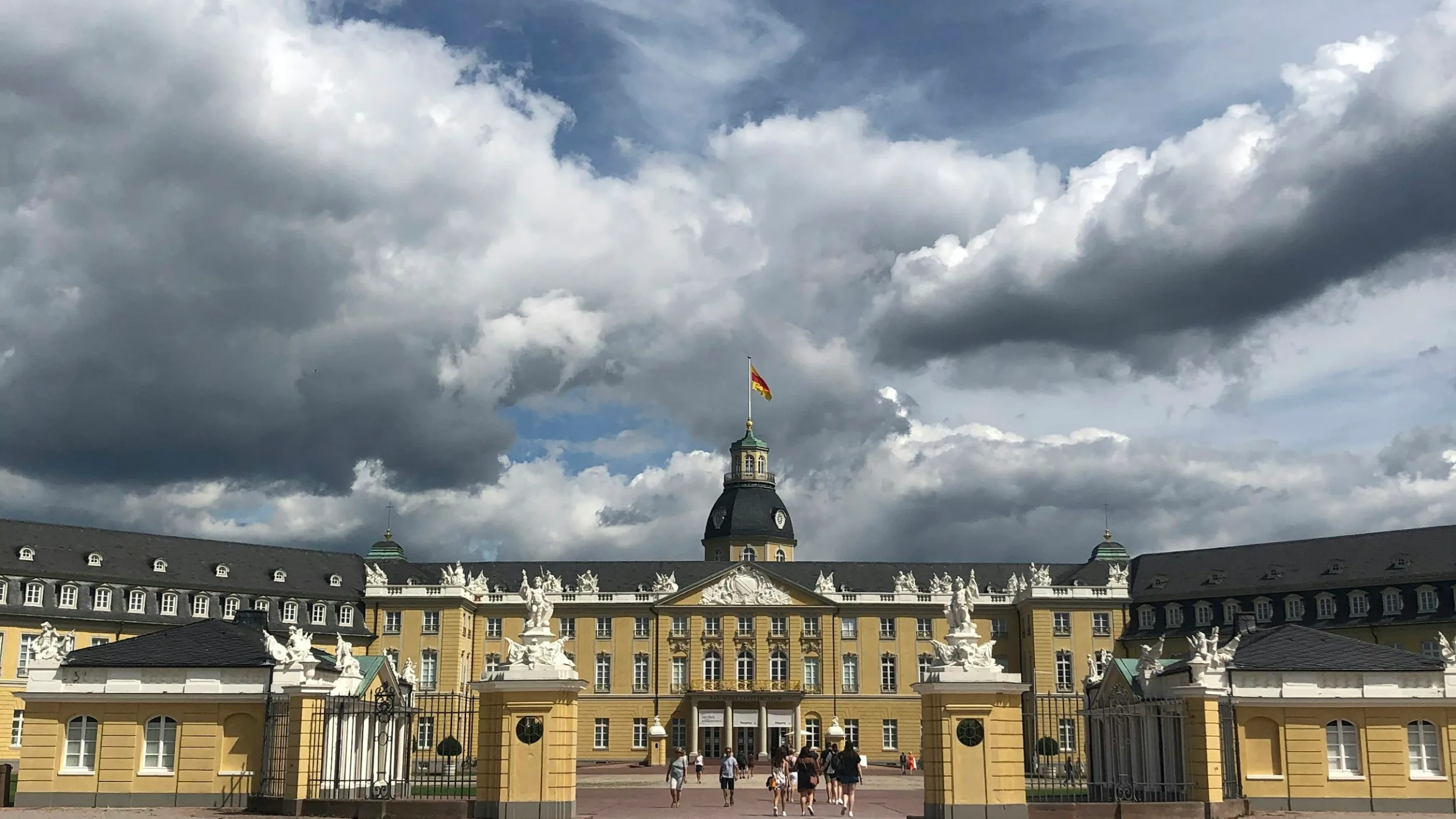 Schlossplatz und Schloss Karlsruhe