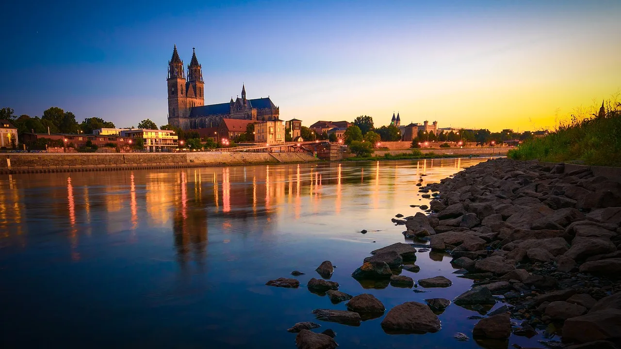 Magdeburger Dom an der Elbe im Abendlicht