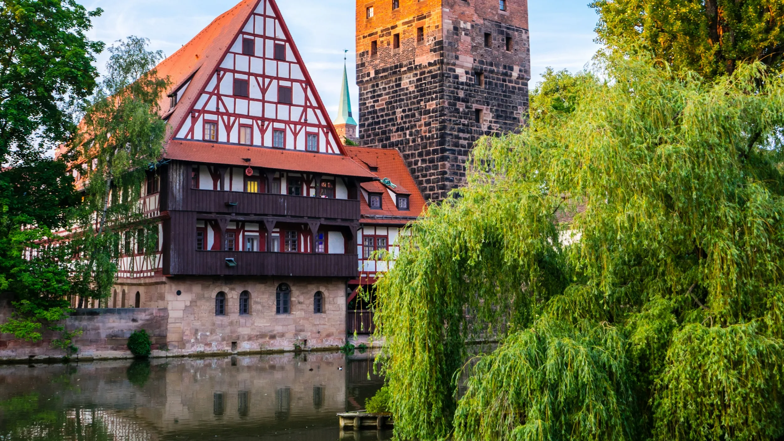 Weinstadel und Henkersteg an der Pegnitz in Nürnberg