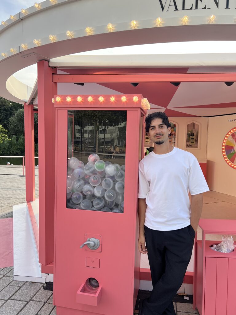 Promoter:in der Lunéve Agency beim Sampling