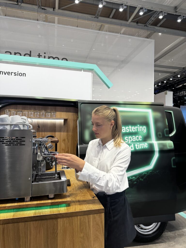 Barista der Lunéve Agency am Messestand