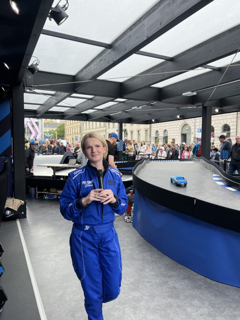 Moderatorin der Lunéve Agency auf der Bühne