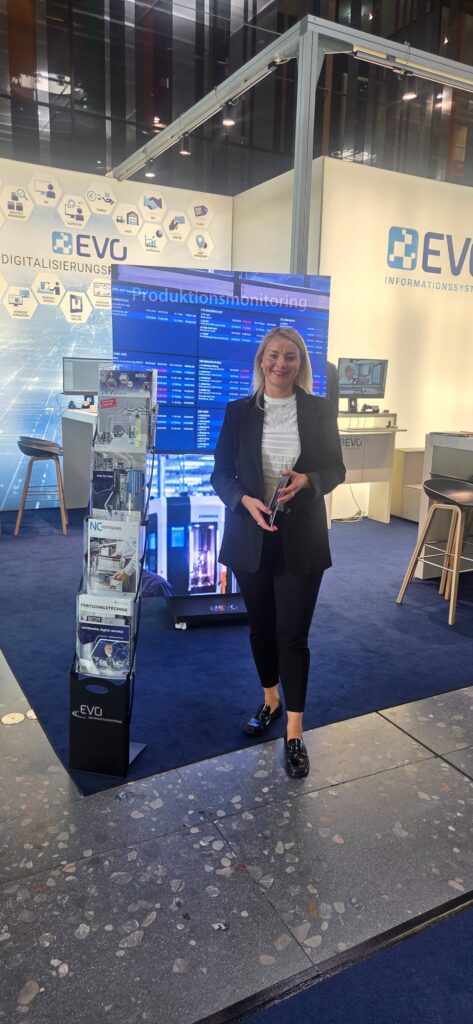 Messehostess am Messestand einer Fachmesse – Lunéve Agency