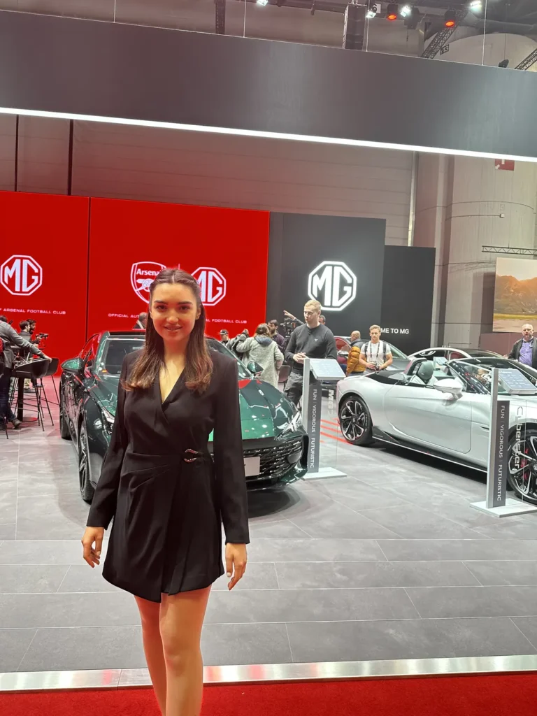 Messehostess auf einer Automobilmesse – Lunéve Agency