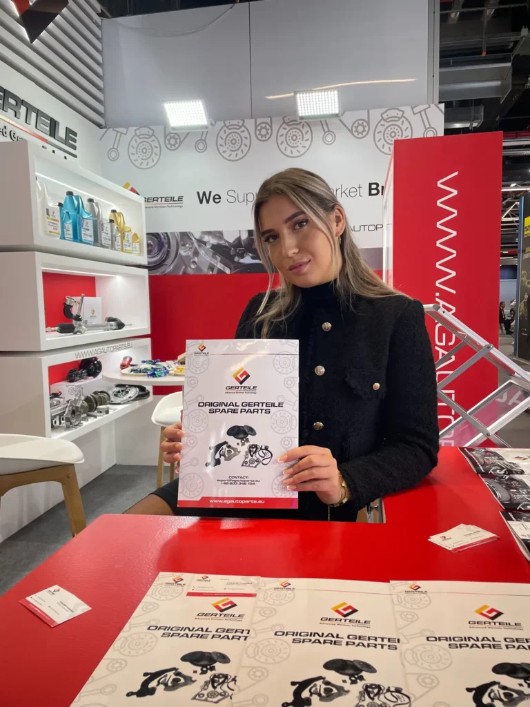 Messehostess am Messestand für Autoteile – Lunéve Agency