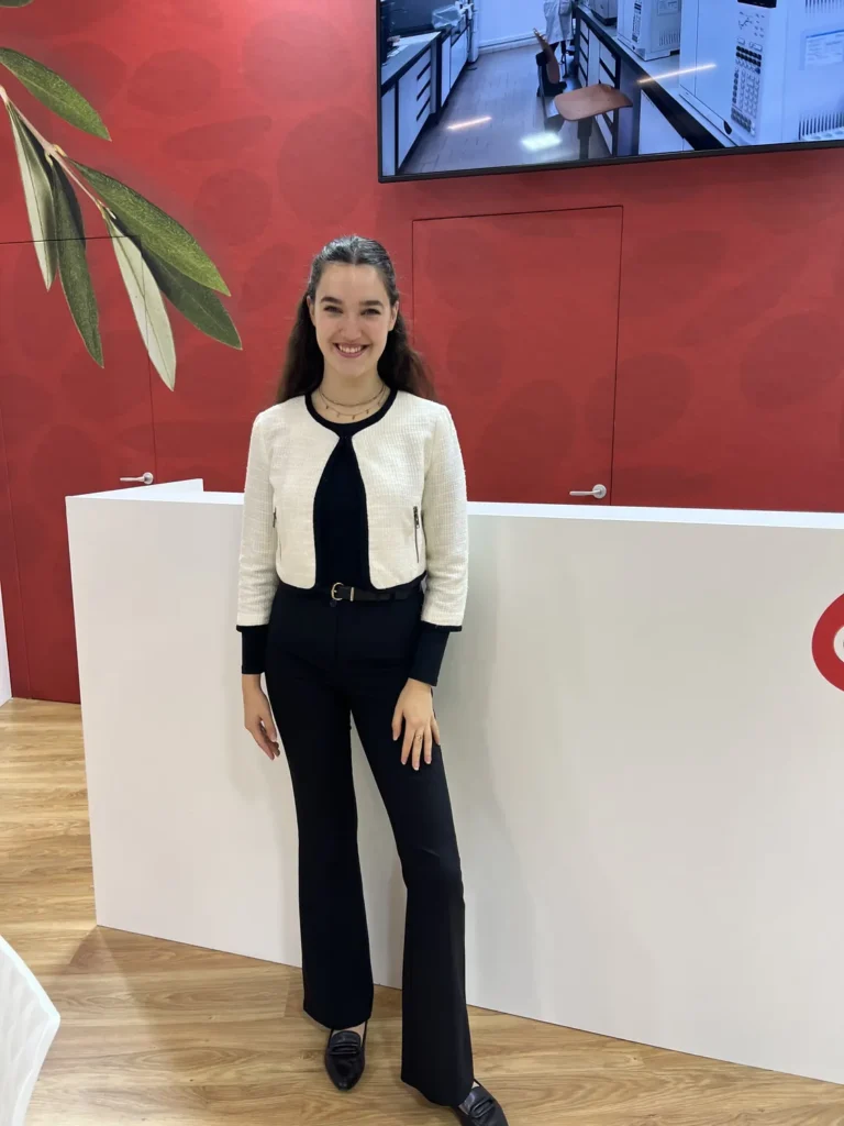 Messehostess am Empfang eines Messestands – Lunéve Agency