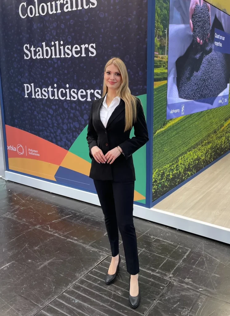 Messehostess auf einer Fachmesse – Lunéve Agency