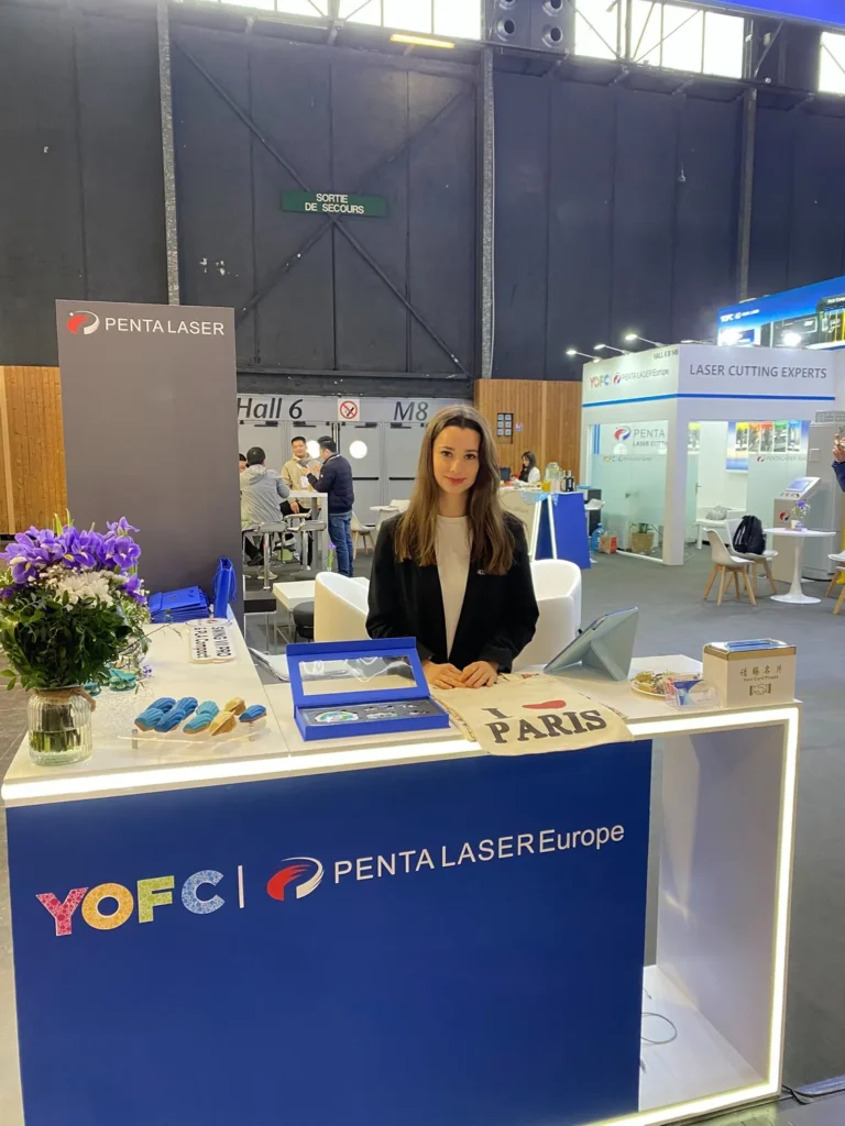 Messehostess am Counter einer Fachmesse in Paris – Lunéve Agency