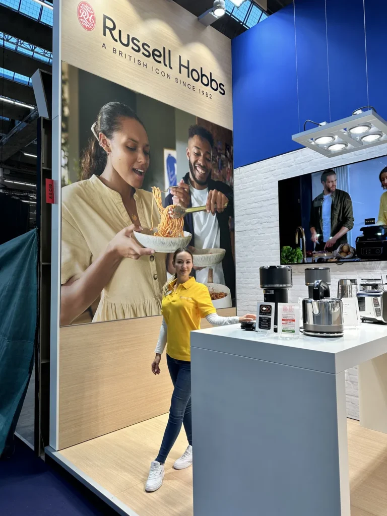 Messehostess am Messestand für Haushaltsgeräte – Lunéve Agency