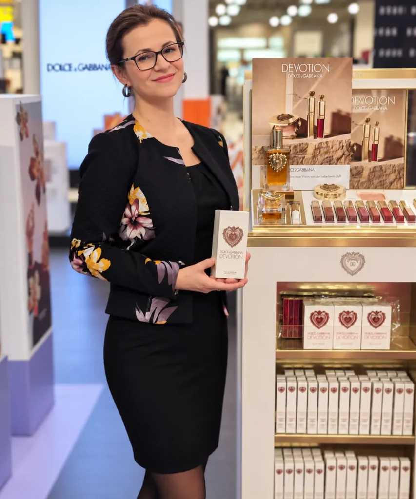 Promoterin bei der POS-Promotion in der Parfümerie – Lunéve Agency
