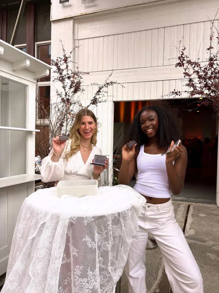 Promoterinnen beim Sampling auf einem Event – Lunéve Agency